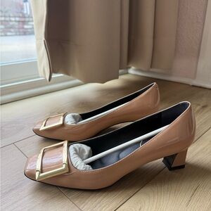 Roger Vivier Vivid Trompette Pumps – Beige Patent Leather (Size 36 / US 6)